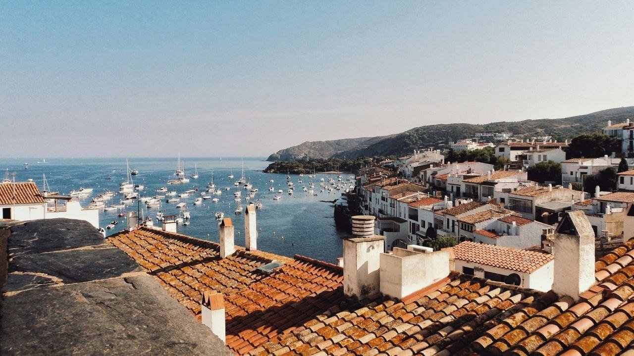 Village côtier en Espagne, toits de tuiles et port de pêche