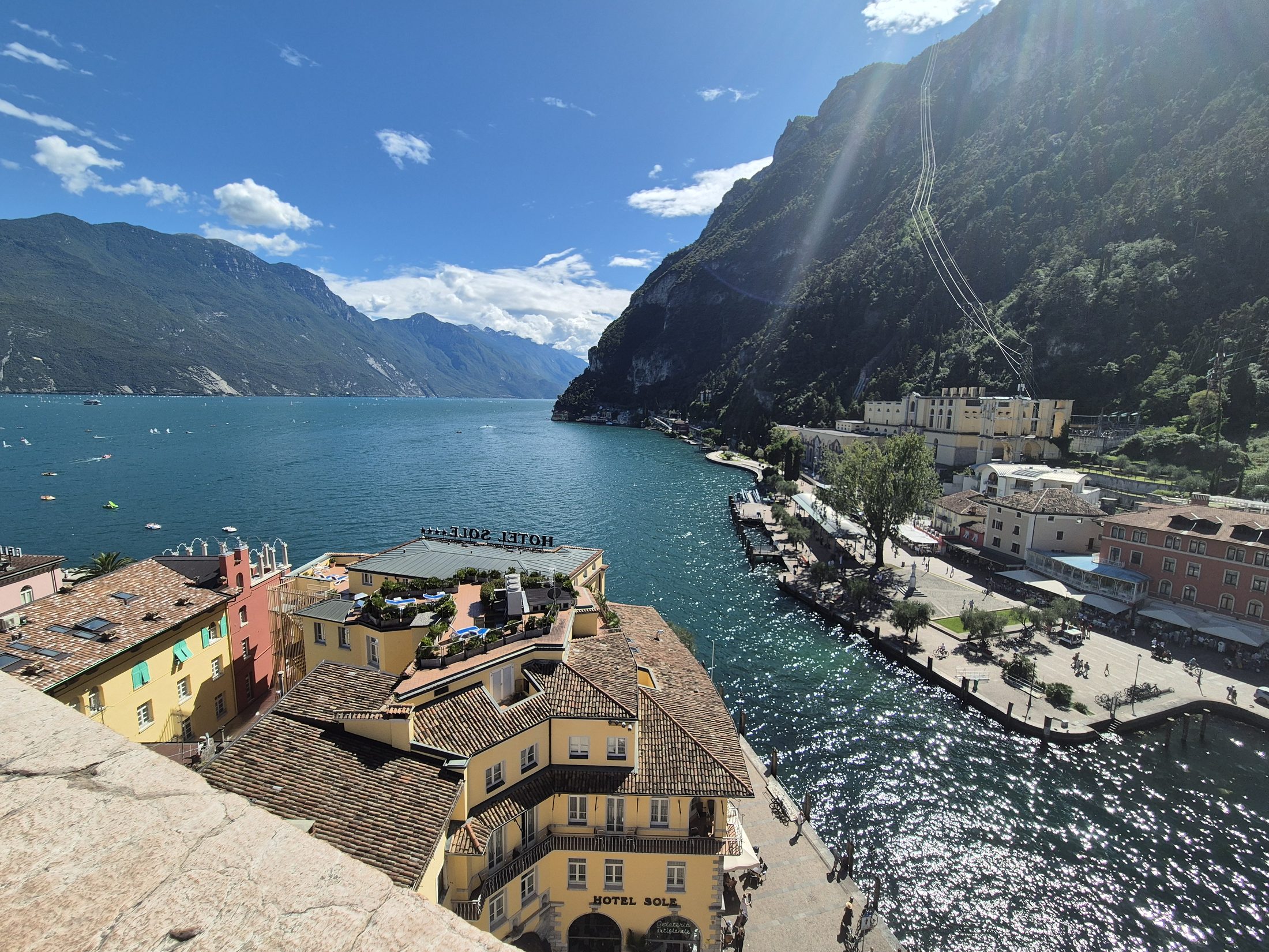 Vue sur le lac de Garde depuis Riva del Garda, montagnes et toits de tuiles