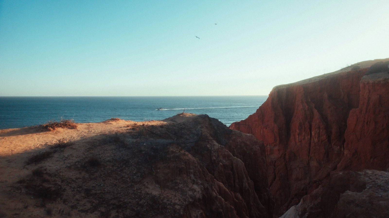 Falaises ocre et océan Atlantique sur la côte de l'Algarve