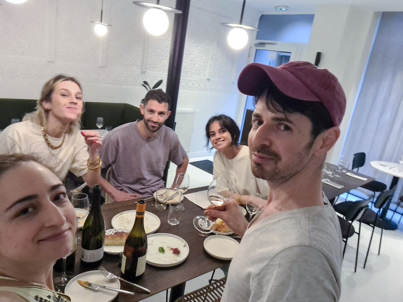 L'équipe d'Alluma réunie autour d'une table, entre collègues