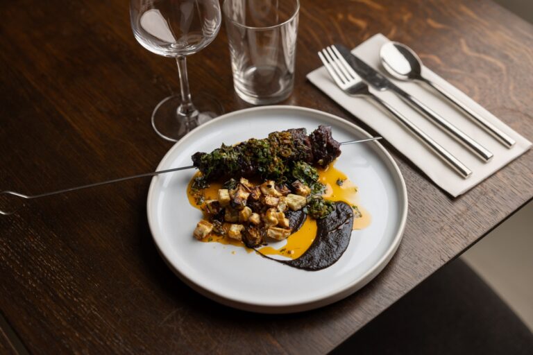 Plat servi au restaurant Alluma à Paris 11.